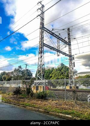 Riesige und hohe Powerline-Bahnstrecke mit Anzahl von Elektrodrähten. Stockfoto