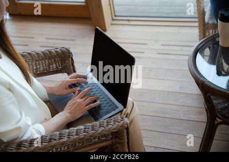 Junge Frau, die auf der Tastatur tippt Stockfoto