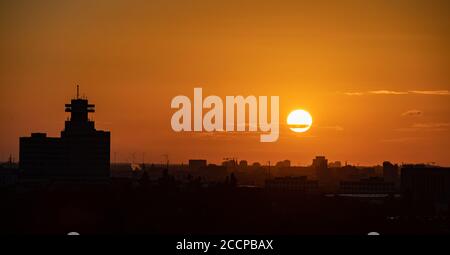 Berlin, Deutschland. August 2020. Die Sonne geht über Berlin auf. Auf der linken Seite sehen Sie das rbb-Haus. Quelle: Paul Zinken/dpa-Zentralbild/dpa/Alamy Live News Stockfoto