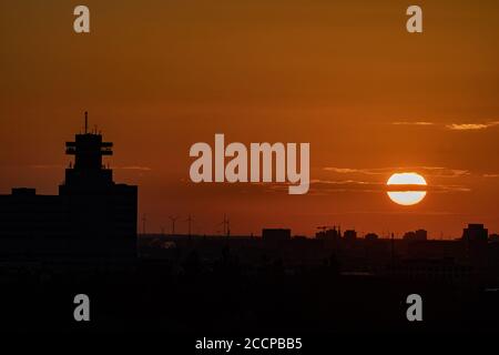 Berlin, Deutschland. August 2020. Die Sonne geht über Berlin auf. Auf der linken Seite sehen Sie das rbb-Haus. Quelle: Paul Zinken/dpa-Zentralbild/dpa/Alamy Live News Stockfoto