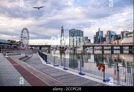 Sydney. März 2020. Das Foto vom 30. März 2020 zeigt den Blick auf den leeren Darling Harbour in Sydney, Australien. Die australische Tourismusindustrie verlor in den ersten drei Monaten des Jahres 2020 etwa 5.8 Milliarden australische Dollar (4.02 Milliarden US-Dollar), als die Coronavirus-Pandemie sich in Kraft setzte. Quelle: Bai Xuefei/Xinhua/Alamy Live News Stockfoto