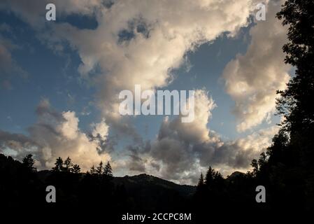 Wolkiger Himmel über dem Regionalpark Gruyère Pays-d'Enhaut, Schweiz Stockfoto