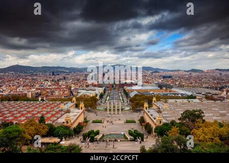 Stadt Barcelona Stadtbild in Katalonien, Spanien, erhöhter Blick in Richtung Magischer Brunnen und Placa d'Espanya (Plaza de Espaza) vom Montjuic Hügel Stockfoto