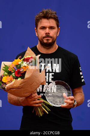 Prag, Tschechische Republik. August 2020. Der Schweizer Tennisspieler Stanislas 'Stan' Wawrinka mit der Trophäe für den Sieger der I. CLTK Prague Open der ATP Challenger Tour, am 22. August 2020, in Prag, Tschechische Republik. Kredit: Roman Vondrous/CTK Foto/Alamy Live Nachrichten Stockfoto