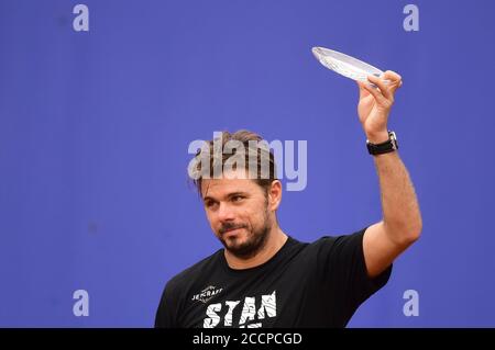 Prag, Tschechische Republik. August 2020. Der Schweizer Tennisspieler Stanislas 'Stan' Wawrinka mit der Trophäe für den Sieger der I. CLTK Prague Open der ATP Challenger Tour, am 22. August 2020, in Prag, Tschechische Republik. Kredit: Roman Vondrous/CTK Foto/Alamy Live Nachrichten Stockfoto