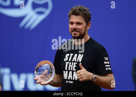 Prag, Tschechische Republik. August 2020. Der Schweizer Tennisspieler Stanislas 'Stan' Wawrinka mit der Trophäe für den Sieger der I. CLTK Prague Open der ATP Challenger Tour, am 22. August 2020, in Prag, Tschechische Republik. Kredit: Roman Vondrous/CTK Foto/Alamy Live Nachrichten Stockfoto