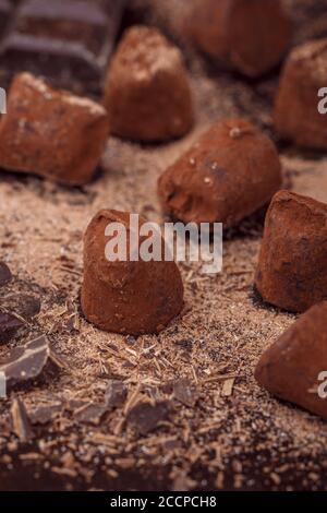 Hausgemachte Schokoladentrüffel auf dunklem Hintergrund. Köstliche Gourmet-Süßigkeiten. Selektiver Fokus Stockfoto