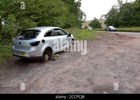 Ein 2009 Seat Ibiza vandalisiert und links in einem Herefordshire Layby auf Ziegel mit einem "rat bewusst" Aufkleber auf dem Windschutzscheibe 22. August 2020 Stockfoto