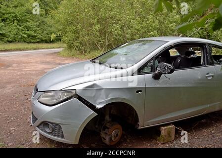 Ein 2009 Seat Ibiza vandalisiert und links in einem Herefordshire Layby auf Ziegel mit einem "rat bewusst" Aufkleber auf dem Windschutzscheibe 22. August 2020 Stockfoto