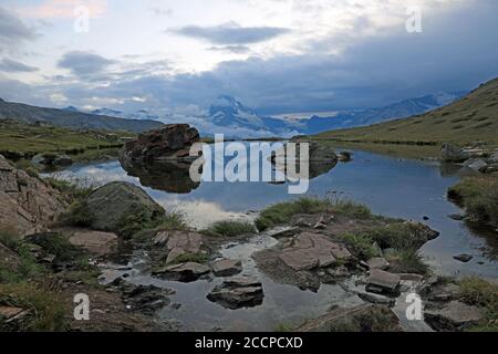Matterhorn bei Sonnenuntergang mit Spiegelung auf Stellisee, Gornegrat, Schweiz Stockfoto