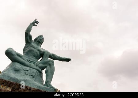 Die Nagasaki-Friedensstatue erinnert an die Opfer des Atombombenanschlags vom 9.. August. Nagasaki Peace Park, Kyushu, Japan. Stockfoto