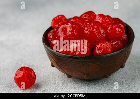 Getrocknete Kirschen in einer Schüssel auf einem grauen Beton- oder Steingrund. Eine Zutat für süße Gerichte und Cocktails. Nützliche Beeren. Gesunde Snacks. S Stockfoto