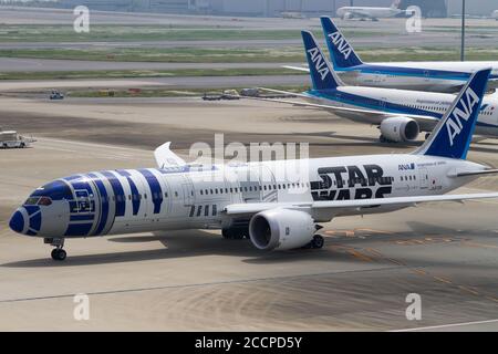 Ein ANA (All Nippon Airways) Boeing 787 Dreamliner, gemalt wie R2D2 aus den Star Wars Filmen am Haneda International Airport, Tokyo, Japan. Stockfoto