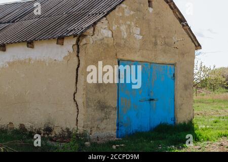 Ein großer gefährlicher Riss in der Wand des Hauses. Das Haus zerstören, den Alarmzustand. Wohnungsprobleme Stockfoto