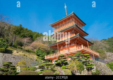 Wakayama, Japan - dreistöckige Pagode am Seigantoji Tempel in Nachikatsuura, Wakayama, Japan. Stockfoto