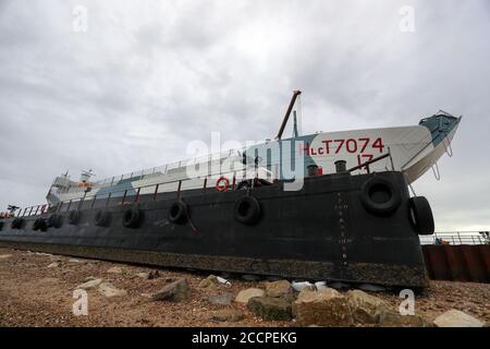 Das restaurierte Landungsschiff LCT 7074 aus dem Zweiten Weltkrieg wird vom Marinestützpunkt in Portsmouth zu seiner letzten Ruhestätte in der D-Day Story in Southsea transportiert. Stockfoto