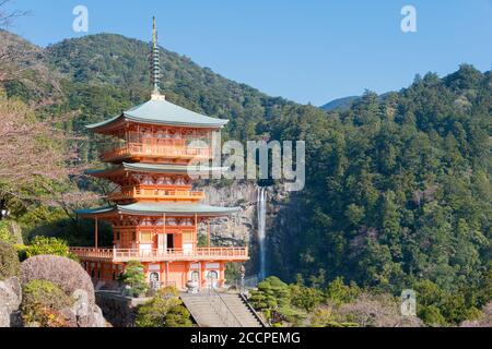 Wakayama, Japan - dreistöckige Pagode mit Nachi-Fällen am Seigantoji-Tempel in Nachikatsuura, Wakayama, Japan. Es ist Teil des Weltkulturerbes. Stockfoto