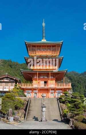 Wakayama, Japan - dreistöckige Pagode am Seigantoji Tempel in Nachikatsuura, Wakayama, Japan. Stockfoto