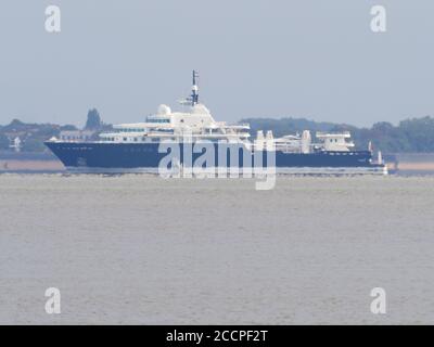 Sheerness, Kent, Großbritannien. August 2020. Superyacht Le Grand Bleu ist heute Morgen noch in der Themse-Mündung vor Anker, nachdem sie gestern um 8 Uhr eingetroffen ist. Dies könnte der längste Aufenthalt in der Gegend für eine Superyacht sein, die normalerweise schnell nach London weiterzieht. Kredit: James Bell/Alamy Live Nachrichten Stockfoto