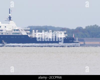 Sheerness, Kent, Großbritannien. August 2020. Superyacht Le Grand Bleu ist heute Morgen noch in der Themse-Mündung vor Anker, nachdem sie gestern um 8 Uhr eingetroffen ist. Dies könnte der längste Aufenthalt in der Gegend für eine Superyacht sein, die normalerweise schnell nach London weiterzieht. Kredit: James Bell/Alamy Live Nachrichten Stockfoto