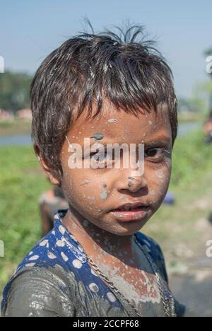 Ländliche Kinder fischen auf dem schlammigen Wasser in Khulna, Bangladesch. Stockfoto