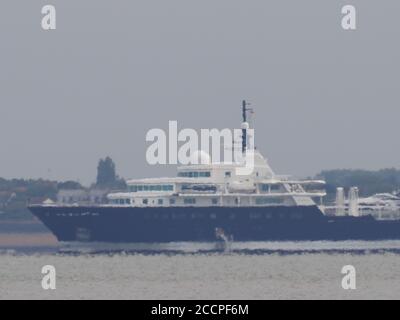 Sheerness, Kent, Großbritannien. August 2020. Superyacht Le Grand Bleu ist heute Morgen noch in der Themse-Mündung vor Anker, nachdem sie gestern um 8 Uhr eingetroffen ist. Dies könnte der längste Aufenthalt in der Gegend für eine Superyacht sein, die normalerweise schnell nach London weiterzieht. Kredit: James Bell/Alamy Live Nachrichten Stockfoto
