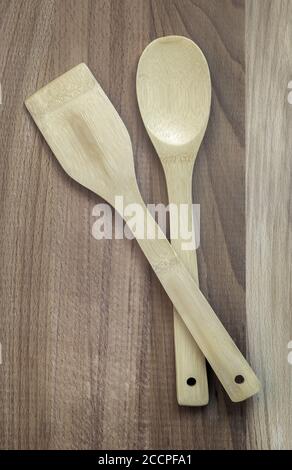 Küchenzubehör: Holzspachtel und Holzlöffel. Stockfoto