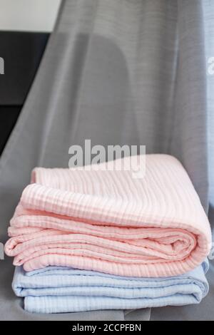 Gepresste Musselin, blaue und rosa Babydecken. Stoff, Textilien, Bekleidungskonzepte Stockfoto