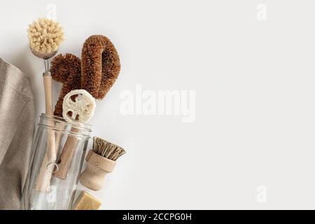 Zero Waste Küchenreinigung Konzept. Umweltfreundliche natürliche Reinigungswerkzeuge und -Produkte, Bambusschüssel Pinsel, Handtuch, Glas, Naturseife kein Kunststoff, umweltfreundlicher Lebensstil. Draufsicht, flach liegend. Stockfoto