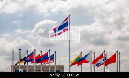 Flaggen asiatischer Staaten fliegen in der Nähe des Royal Thai Mint Gebäudes in Bangkok, Thailand Stockfoto