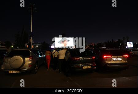 Amman, Jordanien. August 2020. Das Publikum schaut sich einen Film über das erste Amman International Film Festival in einem Drive-in Kino in Amman, Jordanien, 23. August 2020 an. Das erste Amman International Film Festival startete am Sonntag in der jordanischen Hauptstadt. Quelle: Mohammad Abu Ghosh/Xinhua/Alamy Live News Stockfoto