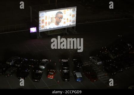 Amman, Jordanien. August 2020. Das Publikum schaut sich einen Film über das erste Amman International Film Festival in einem Drive-in Kino in Amman, Jordanien, 23. August 2020 an. Das erste Amman International Film Festival startete am Sonntag in der jordanischen Hauptstadt. Quelle: Mohammad Abu Ghosh/Xinhua/Alamy Live News Stockfoto