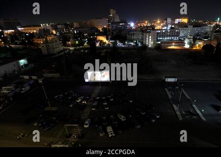 Amman, Jordanien. August 2020. Das Publikum schaut sich einen Film über das erste Amman International Film Festival in einem Drive-in Kino in Amman, Jordanien, 23. August 2020 an. Das erste Amman International Film Festival startete am Sonntag in der jordanischen Hauptstadt. Quelle: Mohammad Abu Ghosh/Xinhua/Alamy Live News Stockfoto