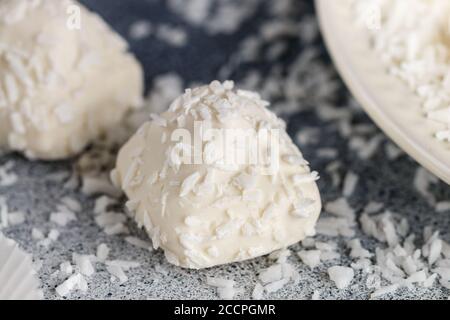 Hausgemachte Süßigkeiten aus weißer Schokolade mit Kokosnuss. Süßigkeiten. Köstliches gesundes Dessert. Selektiver Fokus Stockfoto