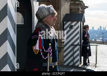 Präsidentengarde im Dienst vor Prazsky Hrad (Prager Burg), Hradcany, Prag. Tschechische Republik Stockfoto