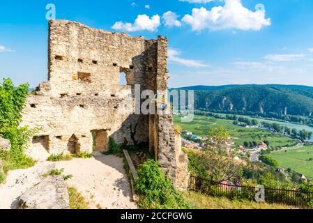 Landschaftlich reizvolle Luftaufnahme von der Burgruine Durnstein, Österreich, über das Wachau und die Donau. Stockfoto