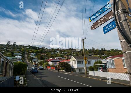 In Dunedin, Neuseeland, gilt die Baldwin Street als die steilste Straße der Welt. Die Straße steigt gerade nach oben und Häuser werden am gebaut Stockfoto