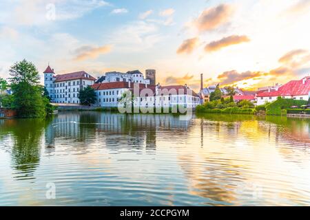 Burg Jindrichuv Hradec bei Sonnenuntergang. Spiegelt sich im kleinen Vajgar-Teich, Jindrichuv Hradec, Tschechische Republik. Stockfoto