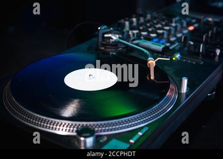 Nahaufnahme des modernen Plattenspielers mit Plattenplatte. Nadel auf einer Schallplatte. Konzept der Audiogeräte der Tontechnik Stockfoto
