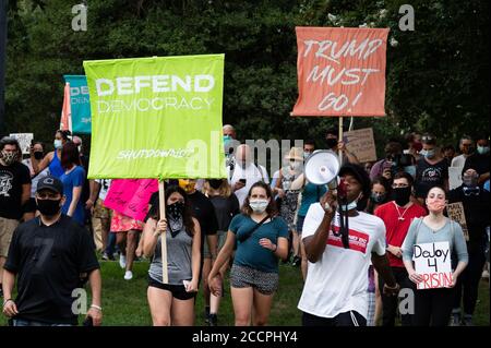 Washington, Usa. August 2020. Demonstranten halten Plakate während der Demonstration gegen den Postmeister General Louis DeJoy. Kredit: SOPA Images Limited/Alamy Live Nachrichten Stockfoto