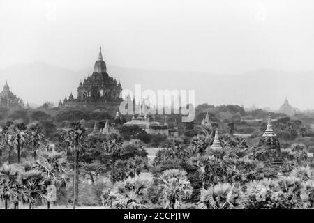 Bilder aus Myanmar, Bagan, seinen Tempeln und Pagoden und die Farbe des Sonnenaufgangs aus der Ballon-Erfahrung Stockfoto