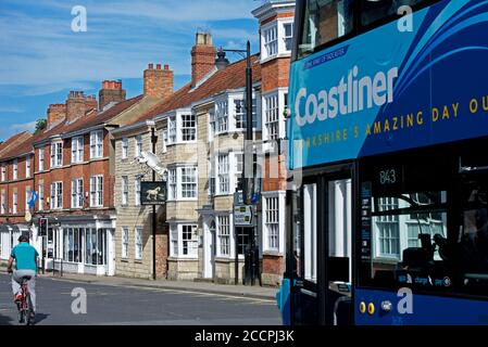 Coastliner Bus auf der A659 Straße durch Tadcaster, North Yorkshire, England Stockfoto