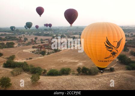 Bilder aus Myanmar, Bagan, seinen Tempeln und Pagoden und die Farbe des Sonnenaufgangs aus der Ballon-Erfahrung Stockfoto