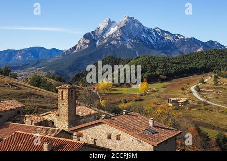 Gisclareny Dorf und ikonischen Pedraforca Berg auf dem Hintergrund Stockfoto