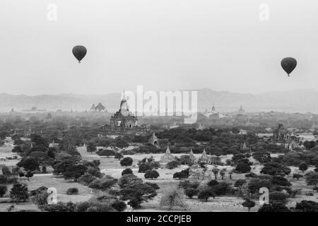 Bilder aus Myanmar, Bagan, seinen Tempeln und Pagoden und die Farbe des Sonnenaufgangs aus der Ballon-Erfahrung Stockfoto