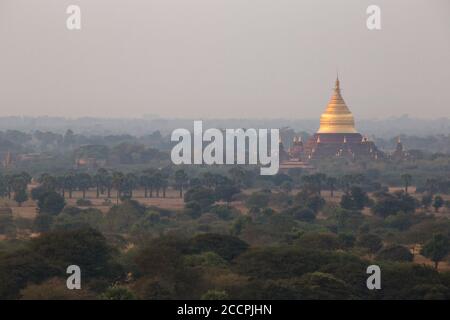 Bilder aus Myanmar, Bagan, seinen Tempeln und Pagoden und die Farbe des Sonnenaufgangs aus der Ballon-Erfahrung Stockfoto