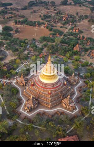 Bilder aus Myanmar, Bagan, seinen Tempeln und Pagoden und die Farbe des Sonnenaufgangs aus der Ballon-Erfahrung Stockfoto