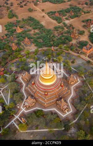 Bilder aus Myanmar, Bagan, seinen Tempeln und Pagoden und die Farbe des Sonnenaufgangs aus der Ballon-Erfahrung Stockfoto