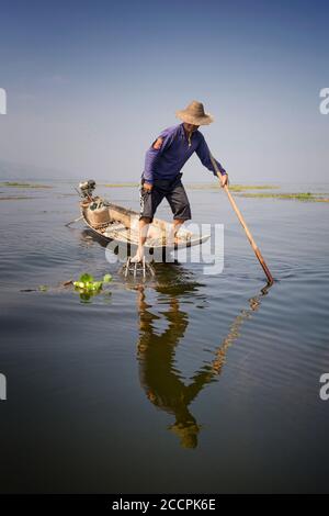 Bilder aus Myanmar, dem Inle-See, seinem berühmten Beinrudern der Intha, der Farbe der Seenspiegelungen und dem asiatischen Lebensstil auf dem Inle-See Stockfoto