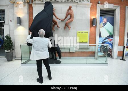 Sir Peter Hendy, Vorsitzender von Network Rail, enthüllt die Sonnenanbeter, eine Skulptur des ungarischen Künstlers Peter Laszlo Peri kehrt nach fast 70 Jahren Abwesenheit nach London Waterloo zurück. Die Skulptur, die ursprünglich am Eingang der U-Bahnstation ausgestellt wurde, um Besucher des Festival of Britain im Jahr 1951 willkommen zu heißen, galt als verloren, wurde aber auf dem Gelände eines südöstlichen Londoner Hotels wiederentdeckt, das gebrochen und in blassrosa gestrichen war. Eine Crowdfunding-Kampagne hat Geld gesammelt, um die Farbschichten abzutragen und sie wieder in die ursprüngliche, sonnenverwöhnte Terrakotta-Farbe zu bringen. Stockfoto